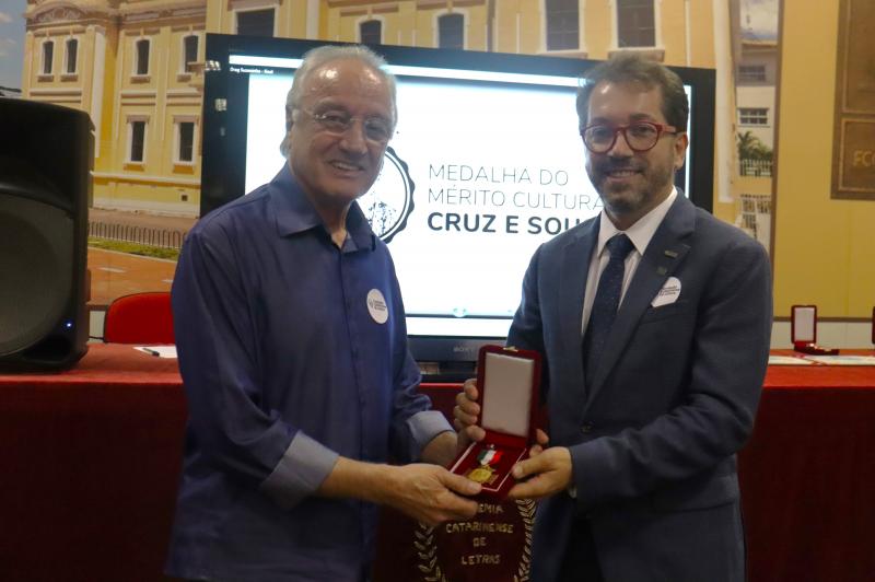 Músico itajaiense Arnou de Melo recebe a Medalha Cruz e Souza 2023