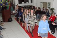 Desfile de moda marca o encerramento de duas turmas na FEAPI