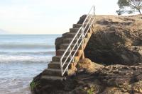 Secretaria de Obras vai reinstalar corrimes na Pedra da Praia em Cabeudas