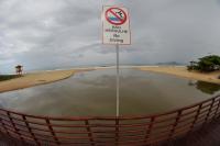 Placas de proibio de mergulho so instaladas na passarela da Praia Brava