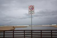 Placas de proibio de mergulho so instaladas na passarela da Praia Brava