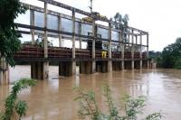 Semasa opera normalmente, apesar das fortes chuvas e do alto volume de gua no rio Itaja-Mirim