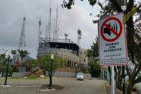 Codetran instala placas de proibio ao som automotivo no Morro da Cruz