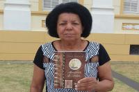Aos 66 anos, ex-merendeira de Itaja lana primeiro livro nesta quinta-feira