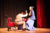 Idosas se divertem com Terno de Reis e pea teatral no Teatro Municipal