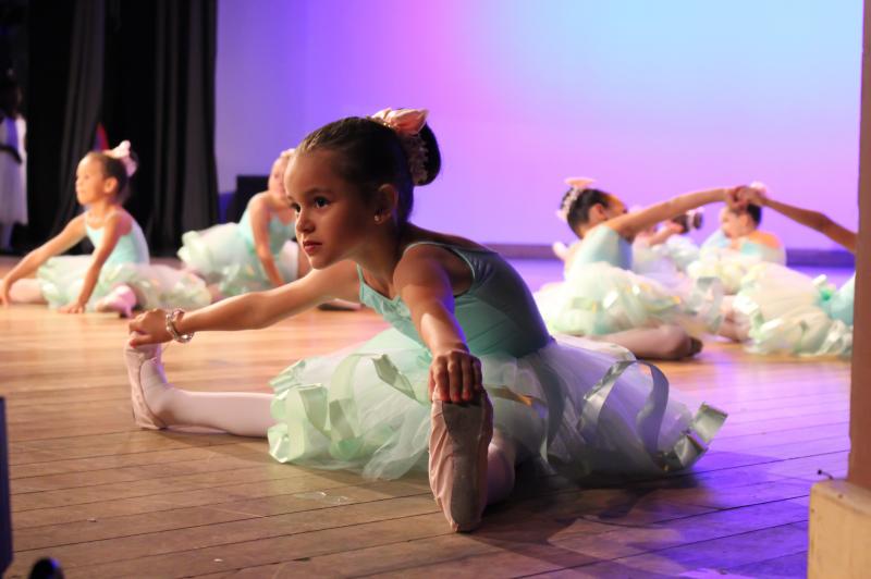Teatro Municipal recebe recitais de ballet do programa Arte nos Bairros