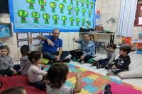 Centro de Educao Infantil recebe visita de instrutores de Libras