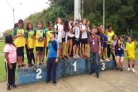 Meninas competem em provas de atletismo no primeiro dia de disputas da modalidade, nos Jogos Escolares de Itaja 