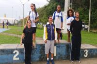 Meninas competem em provas de atletismo no primeiro dia de disputas da modalidade, nos Jogos Escolares de Itaja 