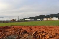 Plantada a grama no campo de futebol da praa de esportes do Santa Regina