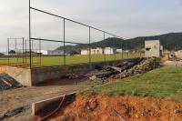 Plantada a grama no campo de futebol da praa de esportes do Santa Regina