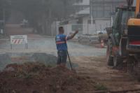 Iniciada a pavimentao da rua Claudio de Souza Ferreira, na Praia Brava