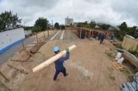 Comea a construo da cabeceira da nova ponte sobre o rio Itaja-Mirim