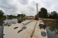 Comea a construo da cabeceira da nova ponte sobre o rio Itaja-Mirim