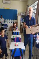 Alunos do Grupo Escolar Carlos de Paula Seara recebem brinquedos em comemorao ao Dia das Crianas