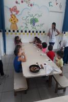 Crianas aprendem a cozinhar bolo de banana durante o Planto de Frias 