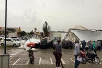 Defesa Civil e rgos de segurana atendem moradores afetados pelos fortes ventos em Itaja