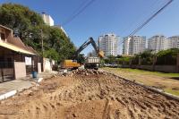 Obras na rua Delfim de Pdua Peixoto retiram lajotas para melhorias de drenagem e nova pavimentao