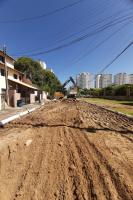Obras na rua Delfim de Pdua Peixoto retiram lajotas para melhorias de drenagem e nova pavimentao