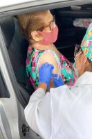 Quase 500 idosos so vacinados contra Covid-19 em drive-thru no Centreventos
