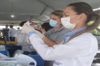 Quase 500 idosos so vacinados contra Covid-19 em drive-thru no Centreventos