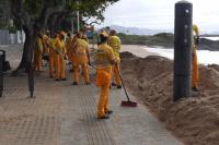 Municpio de Itaja atua na recuperao de rua atingida pela ressaca na Praia de Cabeudas