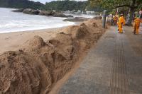 Municpio de Itaja atua na recuperao de rua atingida pela ressaca na Praia de Cabeudas
