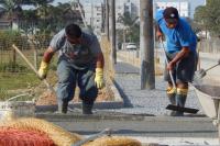 Reurbanização da Avenida Itaipava constrói novas calçadas acessíveis