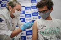 Itajaí amplia faixa etária de vacinação para adolescentes e dose de reforço em idosos