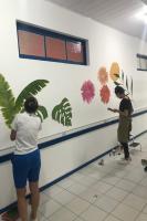 Artista realiza pintura no Centro de Reabilitao Ps-Covid de Itaja