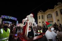 Abertura do Natal EnCanto atrai grande pblico com chegada do Papai Noel e espetculo na Matriz