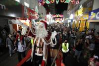 Abertura do Natal EnCanto atrai grande pblico com chegada do Papai Noel e espetculo na Matriz