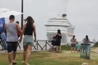 Primeiro navio da temporada chega a Itajaí com milhares de turistas