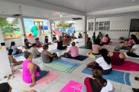 Professores de Centro de Educao Infantil do bairro So Vicente participam de aula de Yoga