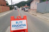Codetran realiza Blitz Educativa no bairro Espinheiros