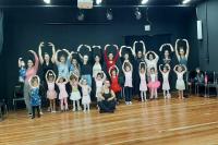 Curso de ballet do Arte nos Bairros promove aula especial para as mães
