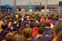 Escolas de Itajaí recebem espetáculo sobre a história de Malala