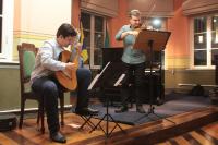 Duo de violino e violão se apresenta no Música no Museu desta semana