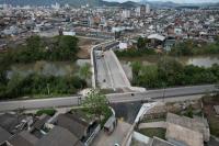 Ponte que conectará bairros São Vicente e Cordeiros recebe pavimentação nesta segunda-feira (03)