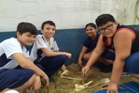Alunos da Escola Bsica Hlse Peixoto realizam escavao arqueolgica 