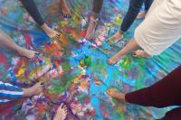 Alunos da oficina de Dança Circular participam de dinâmica de pintura com os pés