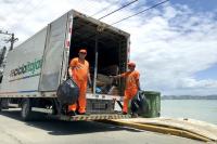Itajaí intensifica coleta de resíduos nas praias e avenida Beira-Rio