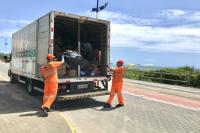 Itajaí intensifica coleta de resíduos nas praias e avenida Beira-Rio