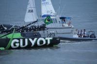 Barco da equipe GUYOT environnement chega  Vila da Regata em Itaja 