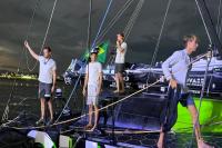 Barco da equipe GUYOT environnement chega  Vila da Regata em Itaja 