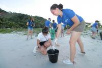Parceiros do Juntos Pelo Rio e equipe Holcim-PRB atuam em limpeza na Praia do Atalaia