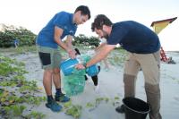 Parceiros do Juntos Pelo Rio e equipe Holcim-PRB atuam em limpeza na Praia do Atalaia