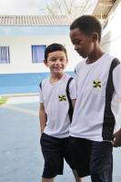 Município começa a distribuir uniformes escolares para quase 42 mil estudantes