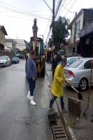 Secretaria de Obras intensifica os trabalhos de limpeza em ribeires e ruas de Itaja