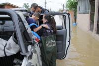 Cerca de 180 pessoas, 50 veculos e equipamentos atendem  comunidade atingida por inundaes